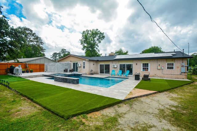 1402 Chestnut Ridge Rd, Kingwood, TX 77339