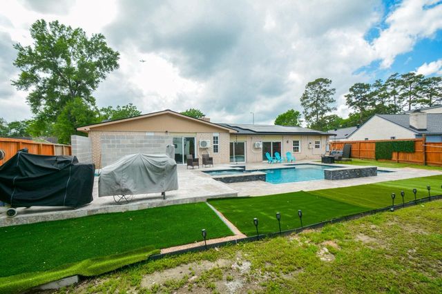 1402 Chestnut Ridge Rd, Kingwood, TX 77339