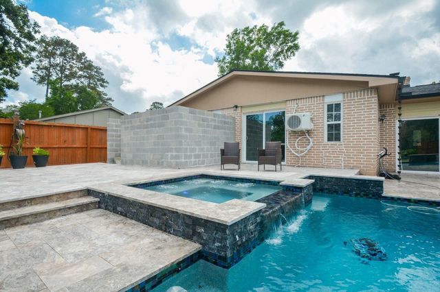 1402 Chestnut Ridge Rd, Kingwood, TX 77339