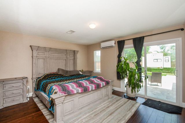 1402 Chestnut Ridge Rd, Kingwood, TX 77339