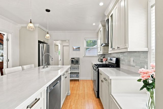 27 Elm St, Ludlow, MA 01056