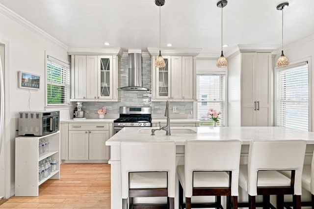 27 Elm St, Ludlow, MA 01056