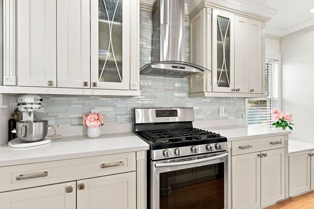 27 Elm St, Ludlow, MA 01056