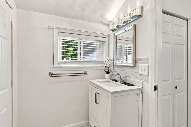 27 Elm St, Ludlow, MA 01056