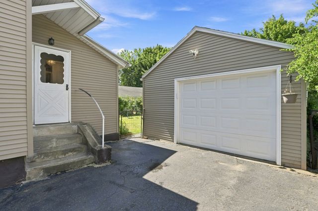 27 Elm St, Ludlow, MA 01056