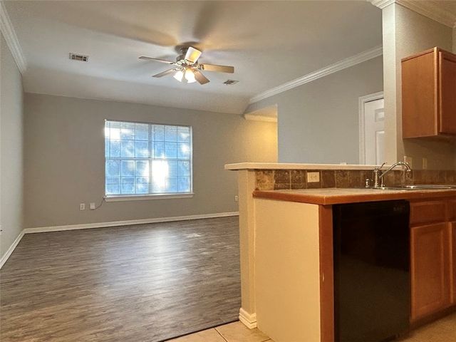 34 S Woodsprings Drive, Fayetteville, AR 72701