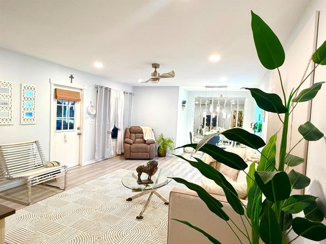 301 Knotty Pine Circle B-2, Greenacres, FL 33463