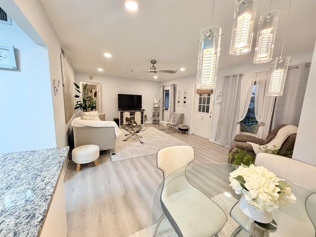301 Knotty Pine Circle B-2, Greenacres, FL 33463
