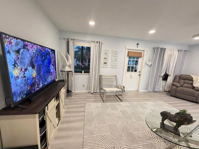 301 Knotty Pine Circle B-2, Greenacres, FL 33463
