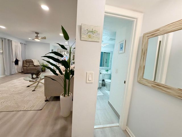 301 Knotty Pine Circle B-2, Greenacres, FL 33463