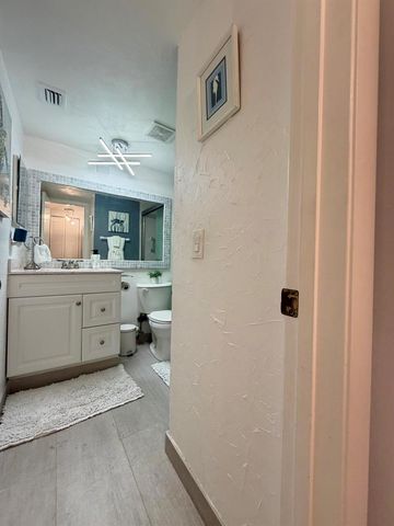 301 Knotty Pine Circle B-2, Greenacres, FL 33463
