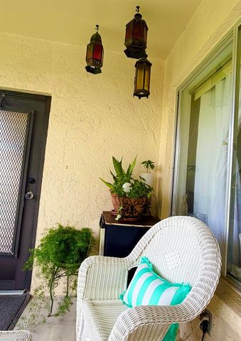 301 Knotty Pine Circle B-2, Greenacres, FL 33463