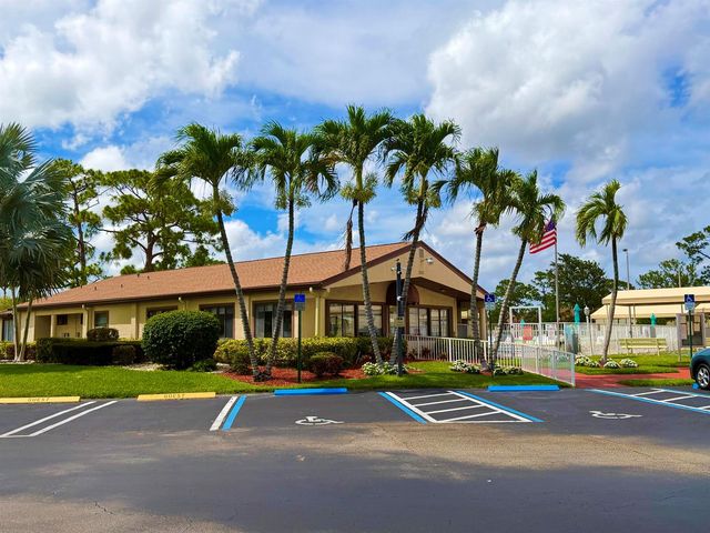 301 Knotty Pine Circle B-2, Greenacres, FL 33463