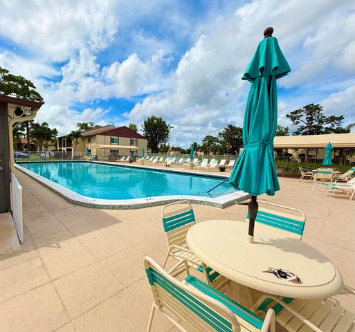 301 Knotty Pine Circle B-2, Greenacres, FL 33463
