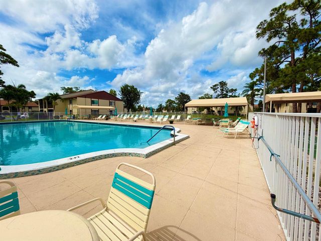 301 Knotty Pine Circle B-2, Greenacres, FL 33463