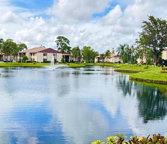 301 Knotty Pine Circle B-2, Greenacres, FL 33463