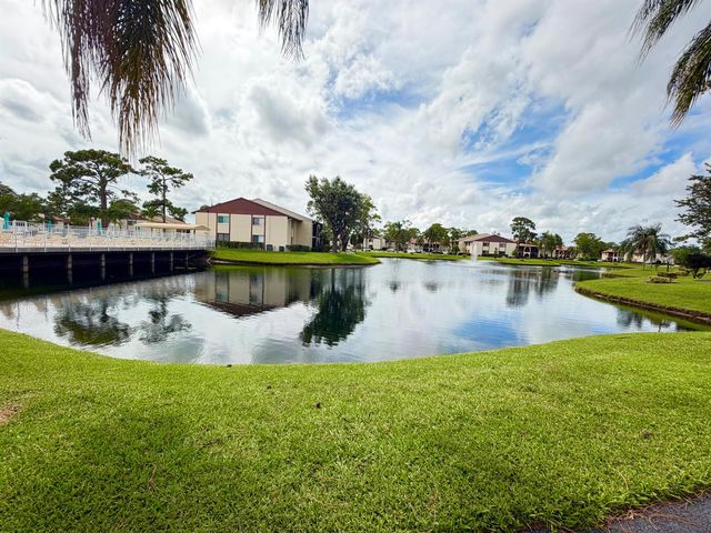 301 Knotty Pine Circle B-2, Greenacres, FL 33463