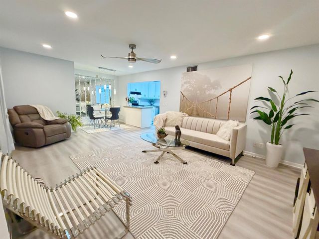 301 Knotty Pine Circle B-2, Greenacres, FL 33463
