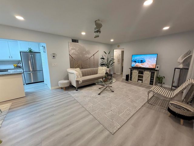 301 Knotty Pine Circle B-2, Greenacres, FL 33463