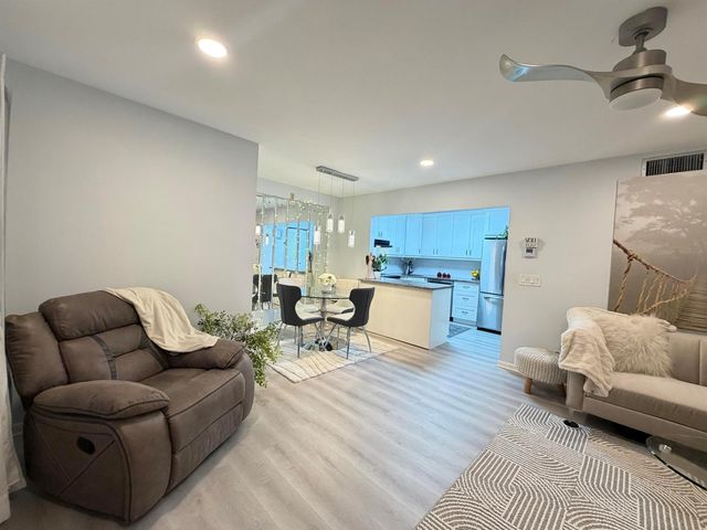 301 Knotty Pine Circle B-2, Greenacres, FL 33463