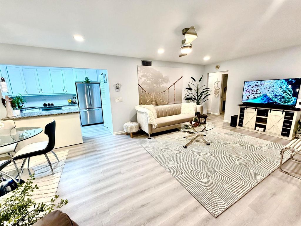 301 Knotty Pine Circle B-2, Greenacres, FL 33463