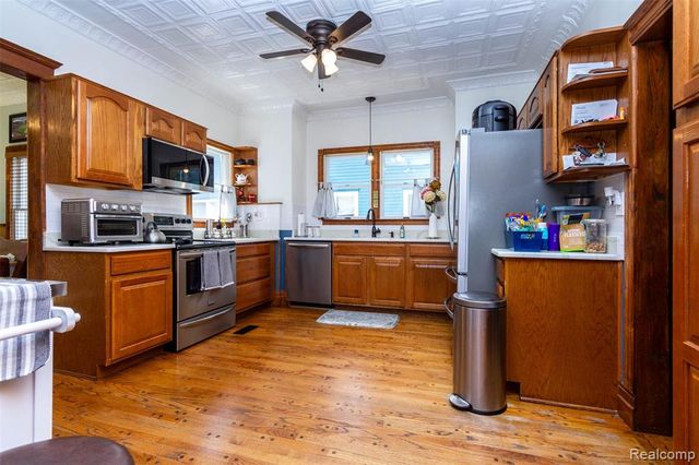 33709 Grand River Avenue, Farmington, MI 48335