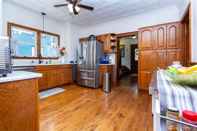 33709 Grand River Avenue, Farmington, MI 48335