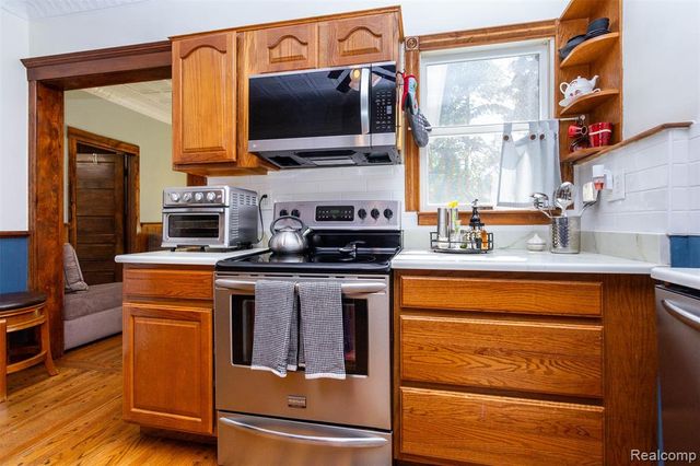 33709 Grand River Avenue, Farmington, MI 48335