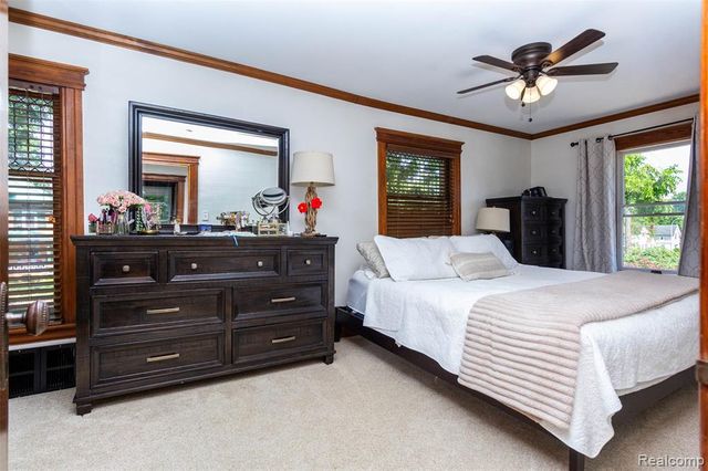 33709 Grand River Avenue, Farmington, MI 48335