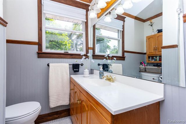 33709 Grand River Avenue, Farmington, MI 48335
