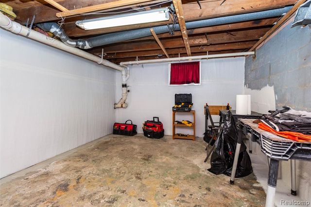 33709 Grand River Avenue, Farmington, MI 48335