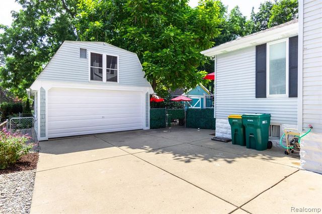 33709 Grand River Avenue, Farmington, MI 48335