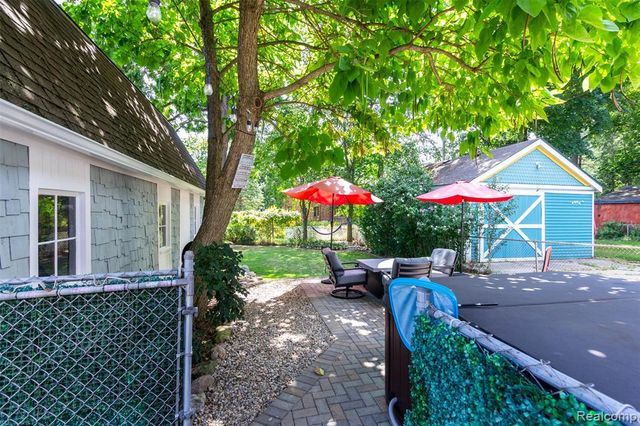 33709 Grand River Avenue, Farmington, MI 48335