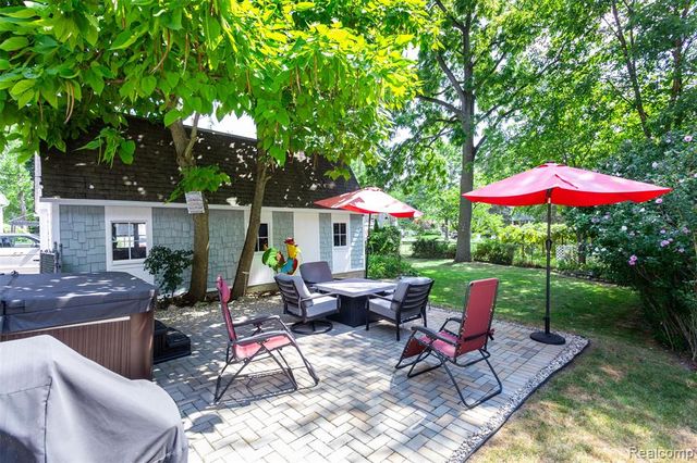 33709 Grand River Avenue, Farmington, MI 48335
