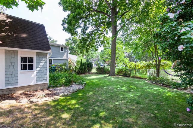 33709 Grand River Avenue, Farmington, MI 48335