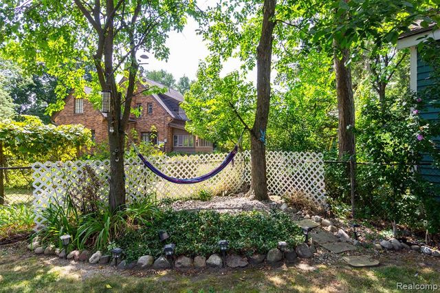 33709 Grand River Avenue, Farmington, MI 48335