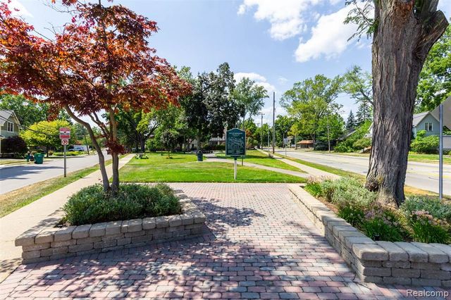 33709 Grand River Avenue, Farmington, MI 48335