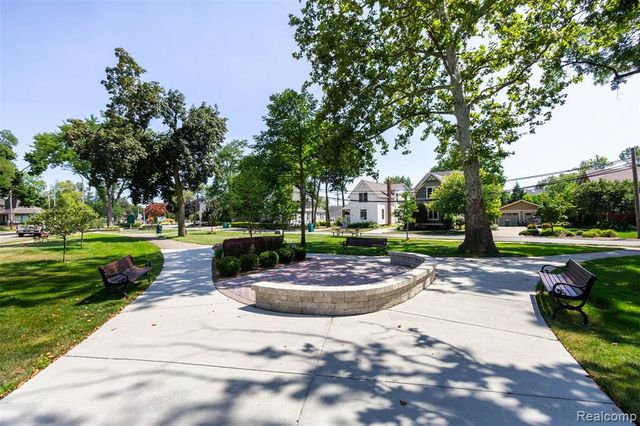 33709 Grand River Avenue, Farmington, MI 48335