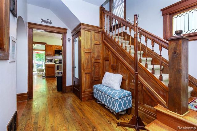 33709 Grand River Avenue, Farmington, MI 48335