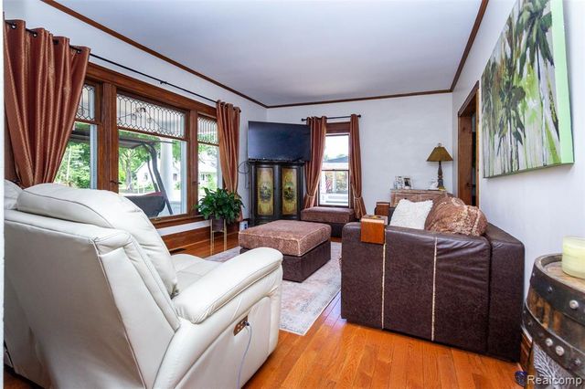 33709 Grand River Avenue, Farmington, MI 48335