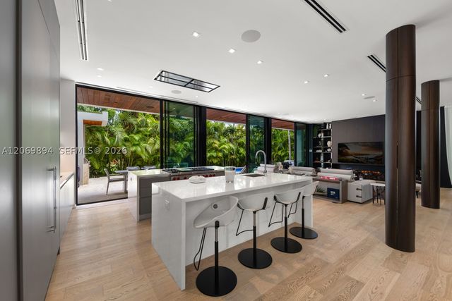 6015 N Bay Rd, Miami Beach, FL 33140
