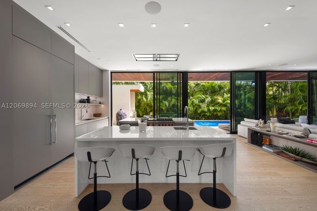 6015 N Bay Rd, Miami Beach, FL 33140