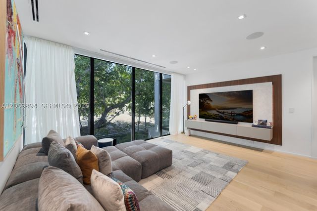 6015 N Bay Rd, Miami Beach, FL 33140