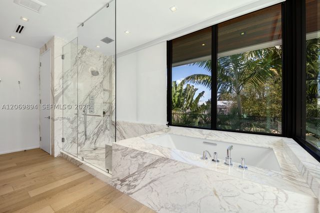 6015 N Bay Rd, Miami Beach, FL 33140