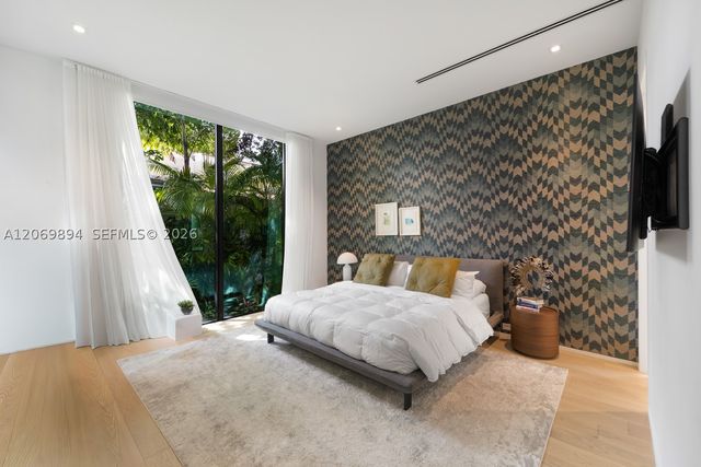 6015 N Bay Rd, Miami Beach, FL 33140
