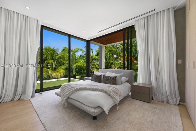 6015 N Bay Rd, Miami Beach, FL 33140