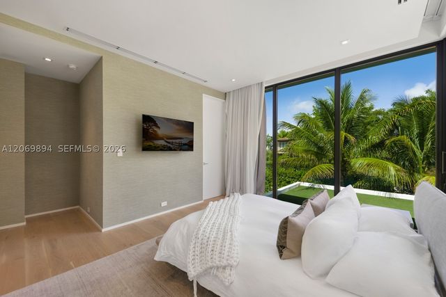 6015 N Bay Rd, Miami Beach, FL 33140