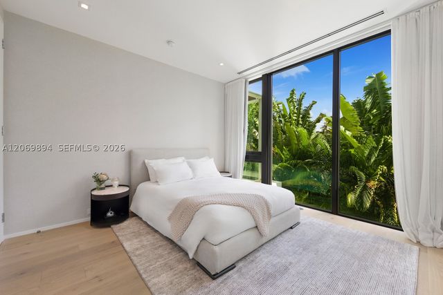 6015 N Bay Rd, Miami Beach, FL 33140