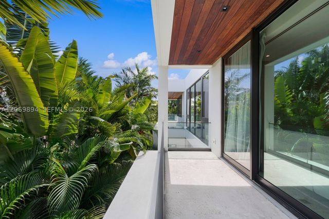 6015 N Bay Rd, Miami Beach, FL 33140