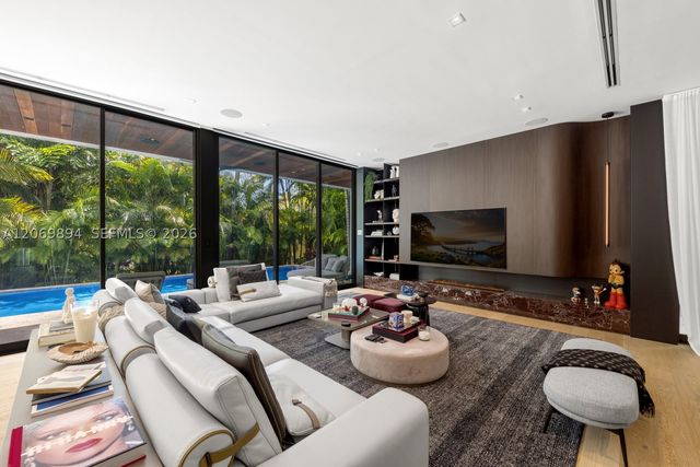 6015 N Bay Rd, Miami Beach, FL 33140